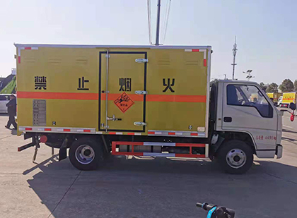 建阳爆破器材运输车工人安全操作规范与智能技术保障